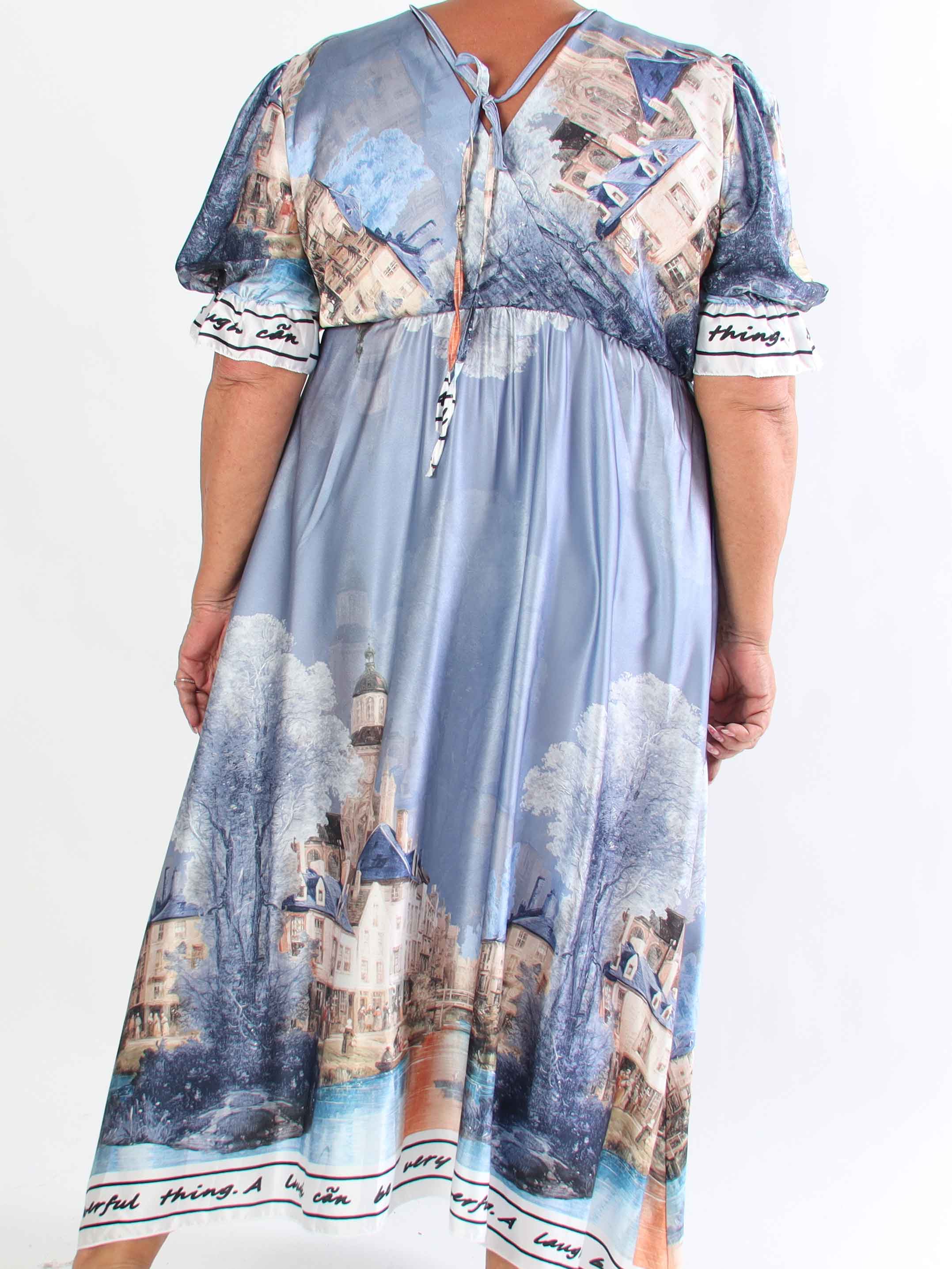 Manuela - Plus size kjole med bylandskabsmotiv på ærmerne og langs kanten forneden